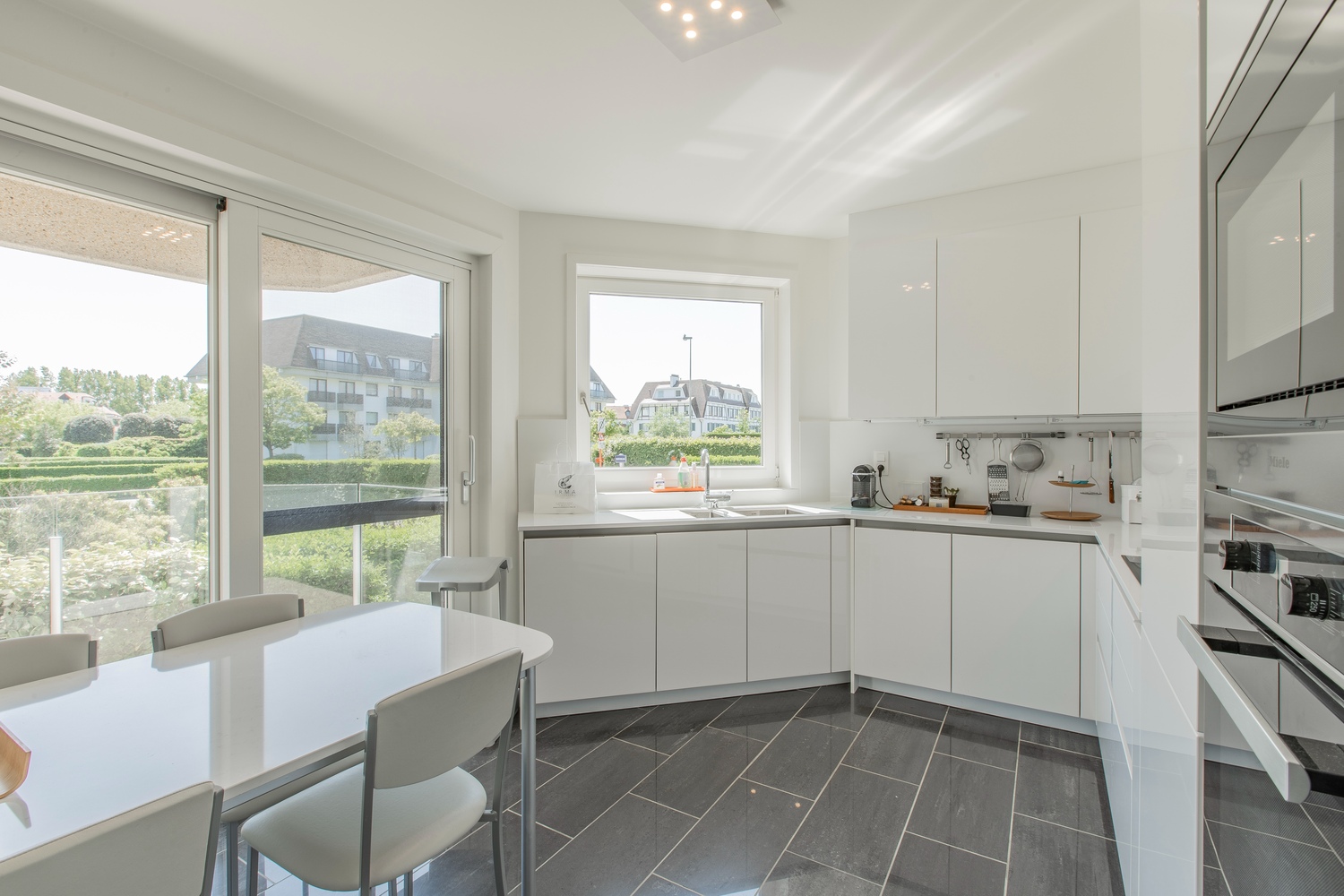 Lichtrijk hoek-appartement van ruim 180m2, rustig gelegen in een standingvolle villaresidentie, op enkele stappen van de zeedijk Albertstrand en de Royal Zoute Tennis Club, ter hoogte van de Wandeldij 