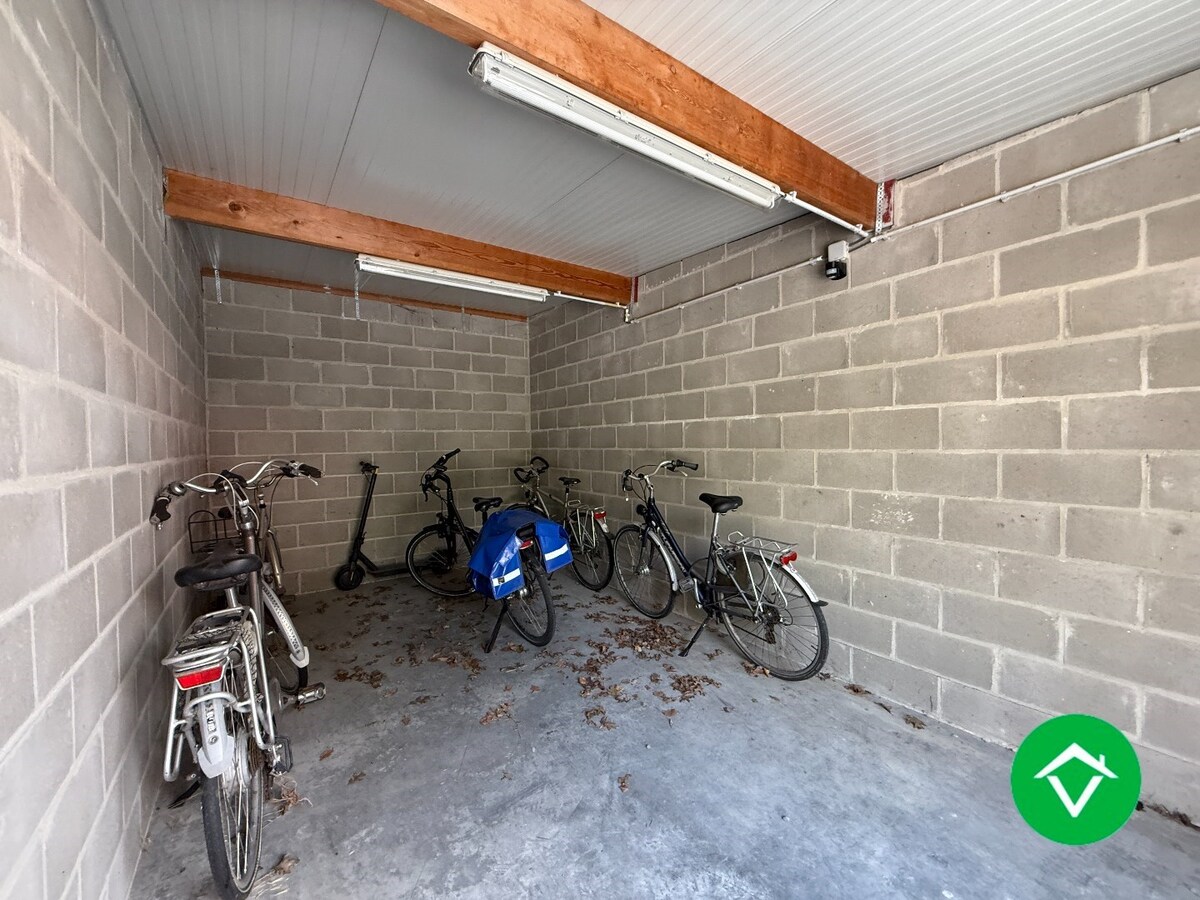 Gelijkvloers appartement op een centrale ligging met &#233;&#233;n slaapkamer, tuin en autostaanplaats te Roeselare 
