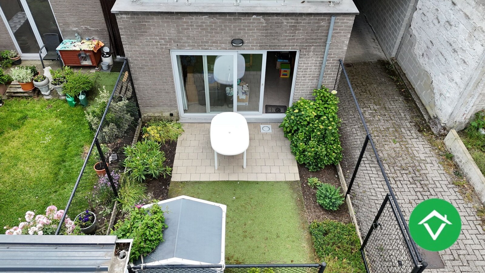 Gelijkvloers appartement op een centrale ligging met &#233;&#233;n slaapkamer, tuin en autostaanplaats te Roeselare 