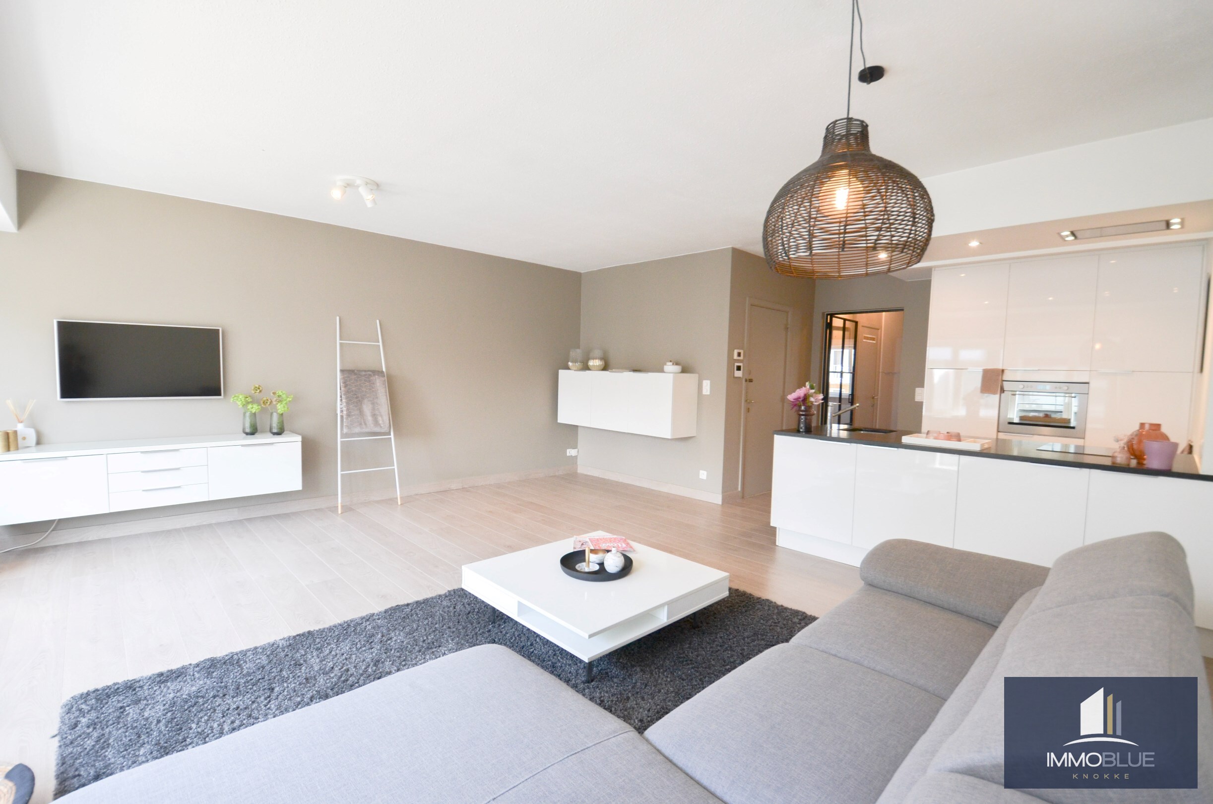 Instapklaar lichtrijk appartement met een gevelbreedte van ongeveer vijf meter. 