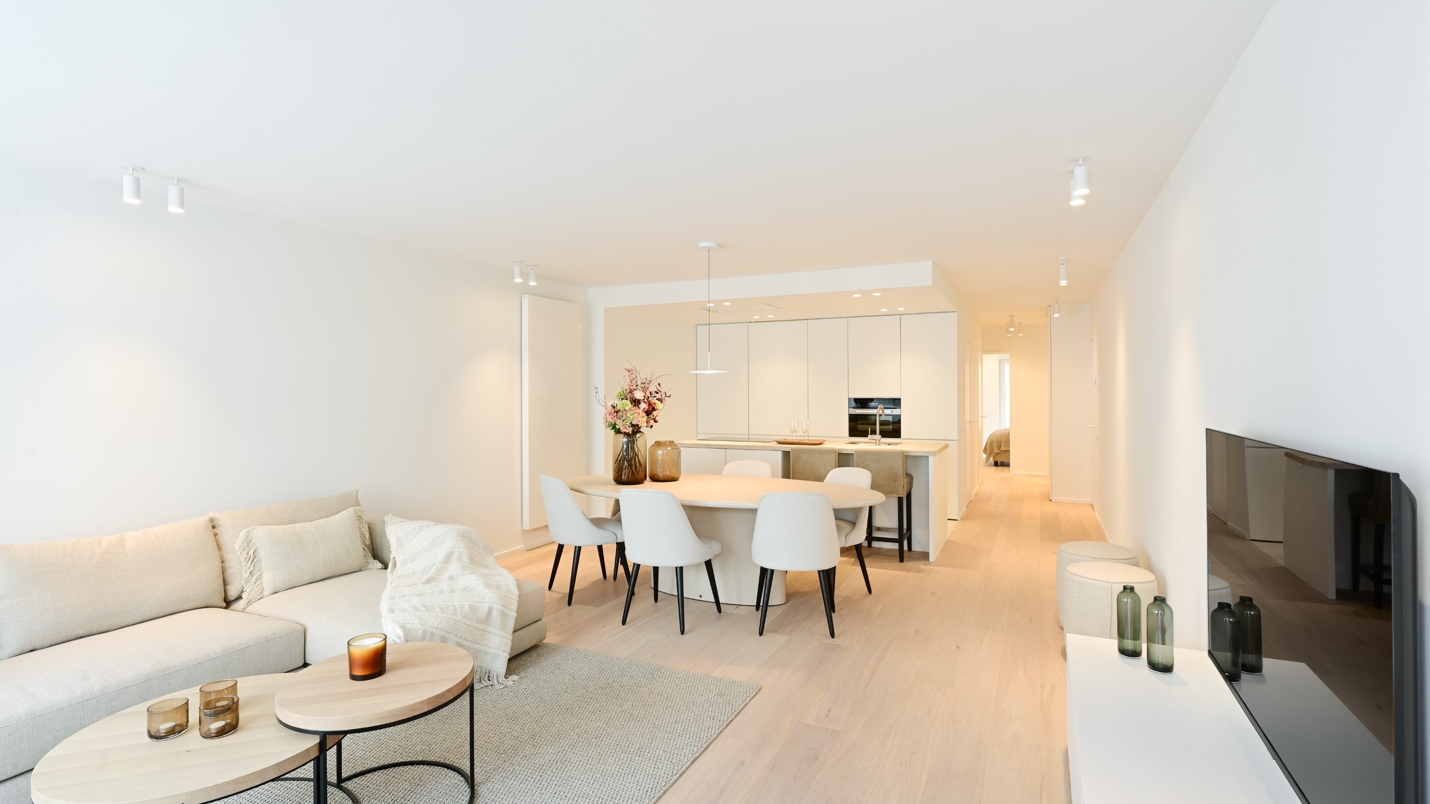 Mooi gerenoveerd 3 slaapkamer-appartement met zijdelings zeezicht vlakbij het Rubensplein te Knokke. 