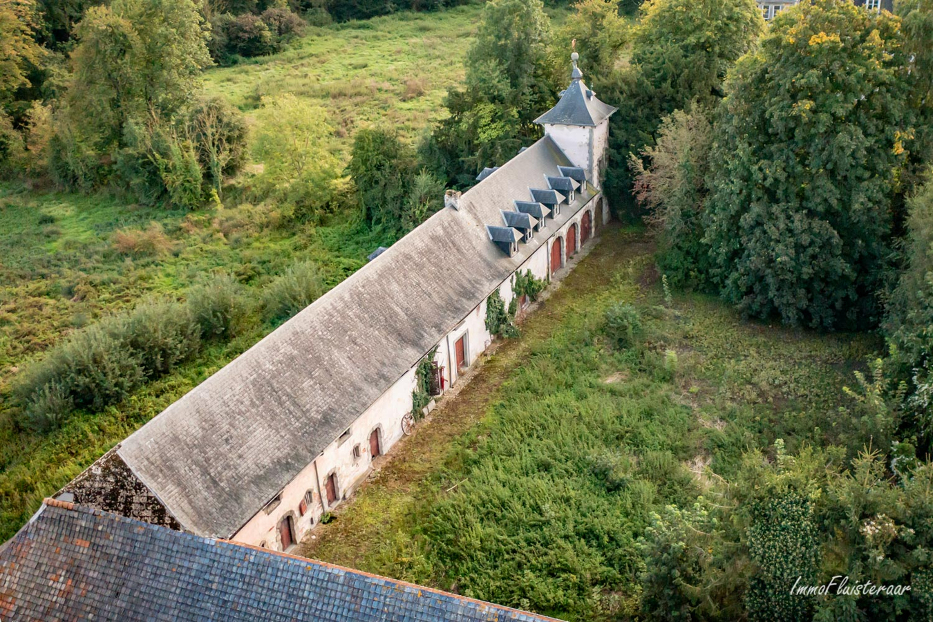 Te renoveren karaktervolle historische hoevewoning met stallingen, binnenkoer, dreef en weiland op ca. 1,36ha te Rebecq (Waals-Brabant) 