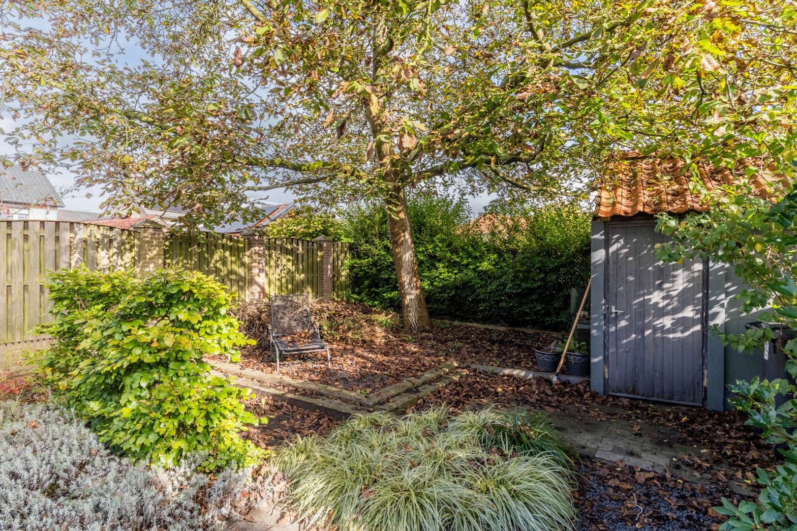 Smaakvol gemoderniseerde en uitgebouwde tweekapper met inpandige garage en diepe tuin. Energielabel C. 