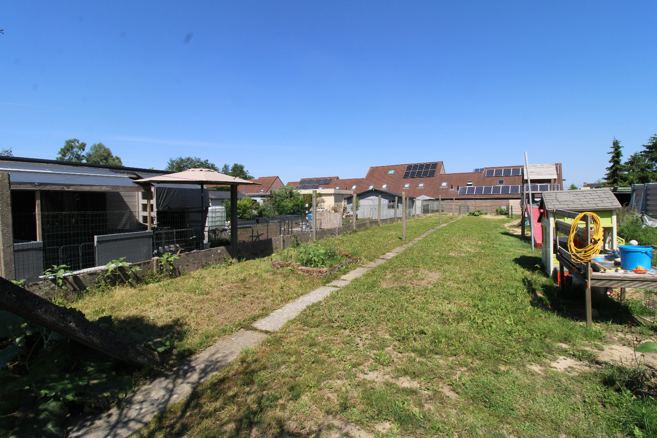 Rijwoning met 3 slaapkamers en tuin met uitweg te Roeselare 