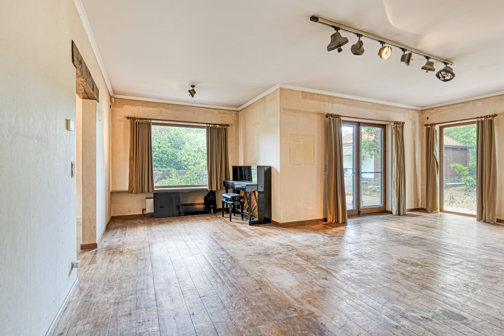 Ruime gezinswoning met 5 slaapkamers, praktijkruimte en dubbele garage in Kessel-Lo – EPC 337 kWh/m&#178; – bewoonbare oppervlakte ca. 301 m&#178; 