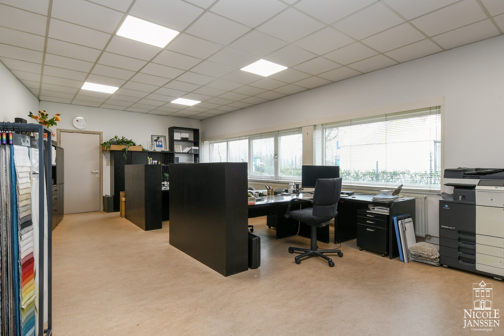 Aparte kantoorruimtes met linoleumvloer