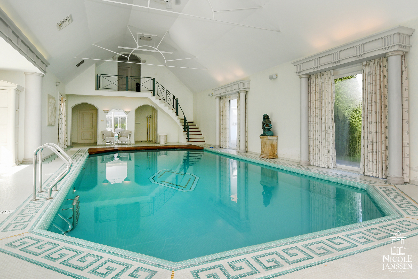 Exclusieve villa met binnenzwembad gelegen op een residenti&#235;le locatie 