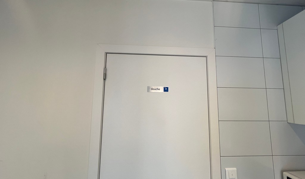 Bedrijfsgebouw met laadkade en kantoren te huur in Zottegem