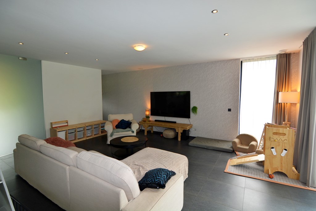 Moderne, energiezuinige woning met 4 slpks op 7a 7ca. 