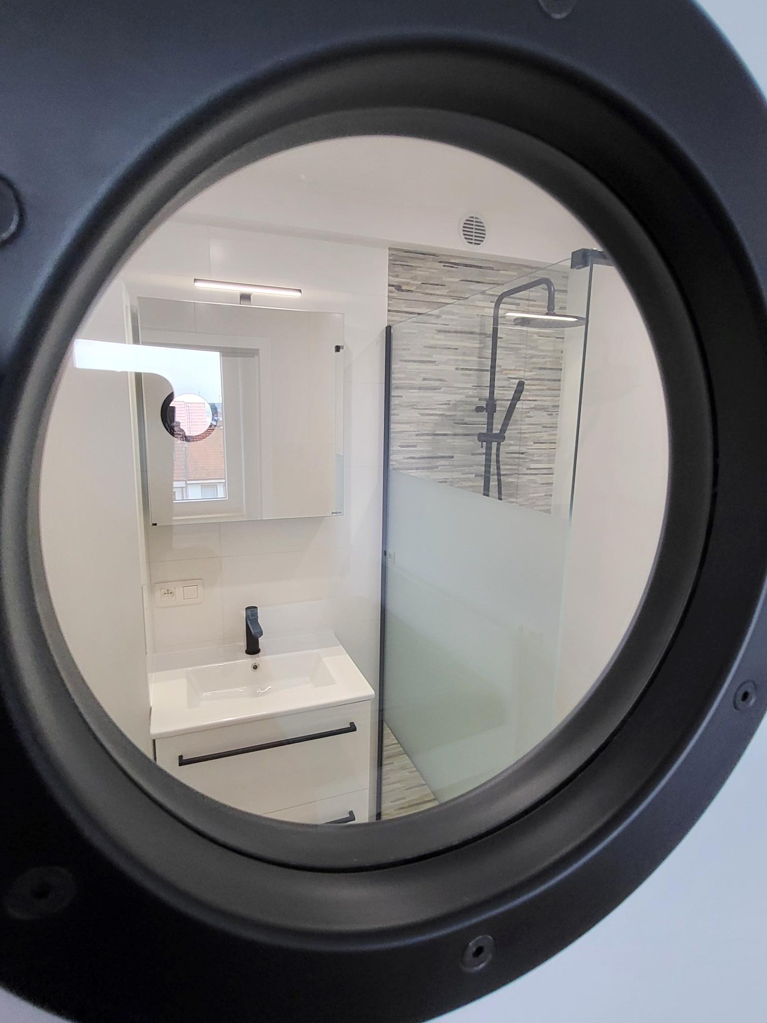 Zonnig Appartement met 2 Slaapkamers vlak bij de Zeedijk te Heist. 