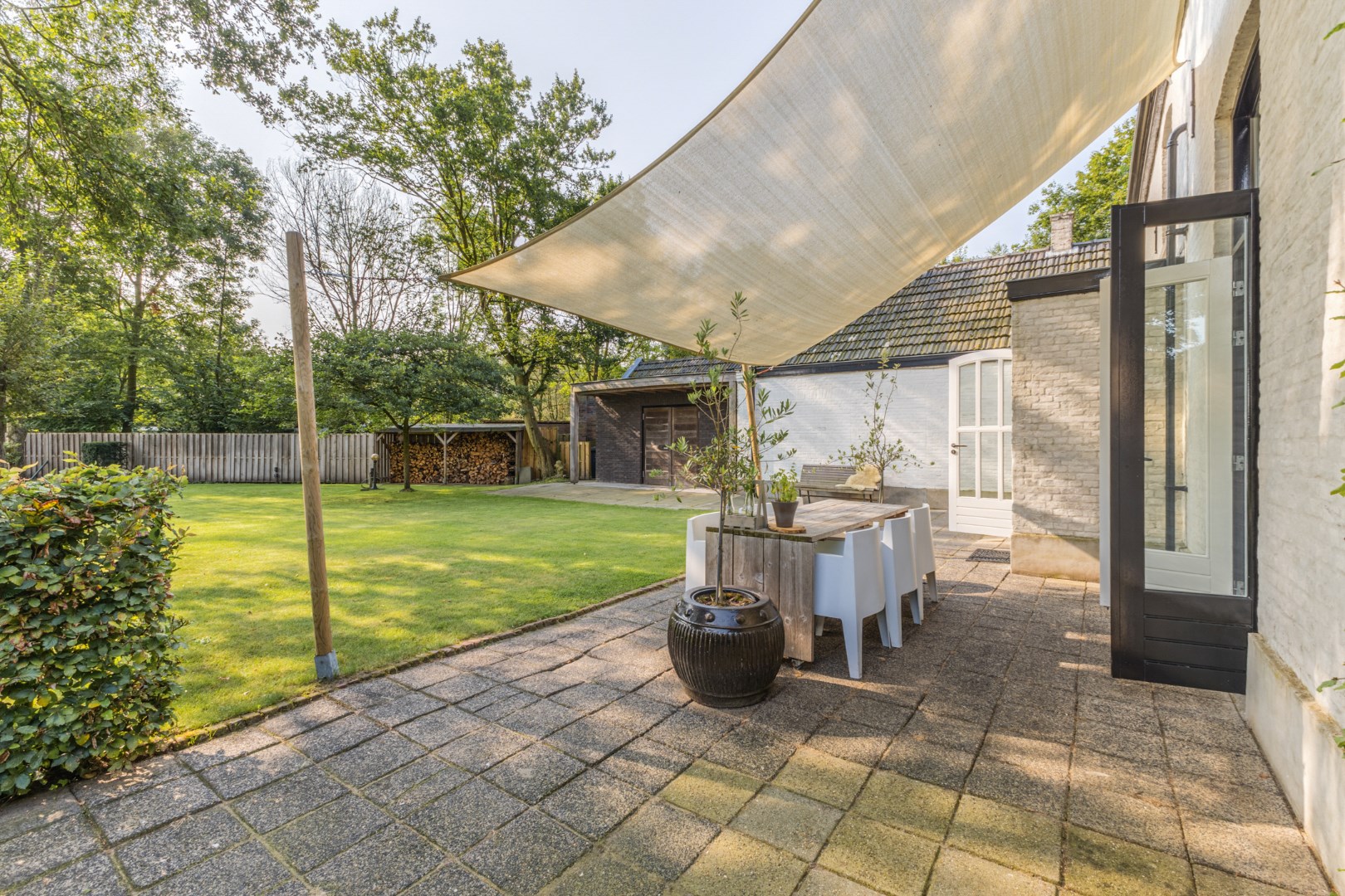 Wat een sfeervolle woning met een rijke geschiedenis is dit! Het oude grenskantoor van Budel zit vol met mooie authentieke details en is gelegen op een prachtig groot perceel. Energielabel  D. 