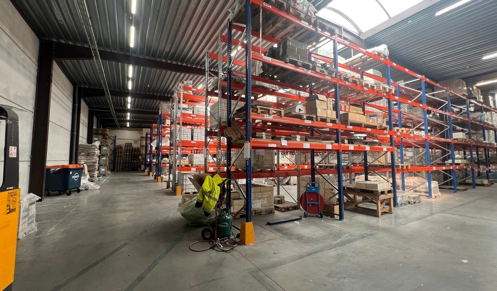 Bedrijfsgebouw met laadkade en kantoren te huur in Zottegem
