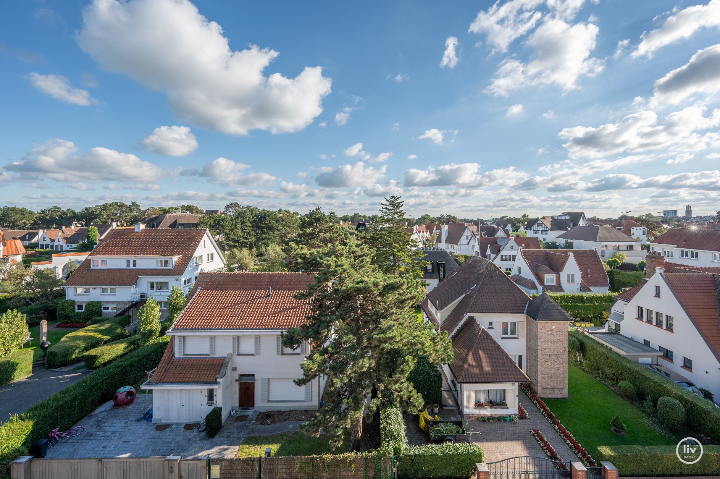 Appartement exceptionnel avec une magnifique terrasse ensoleill&#233;e et une vue panoramique sur les villas du Zoute, situ&#233; entre le centre de Knokke. 