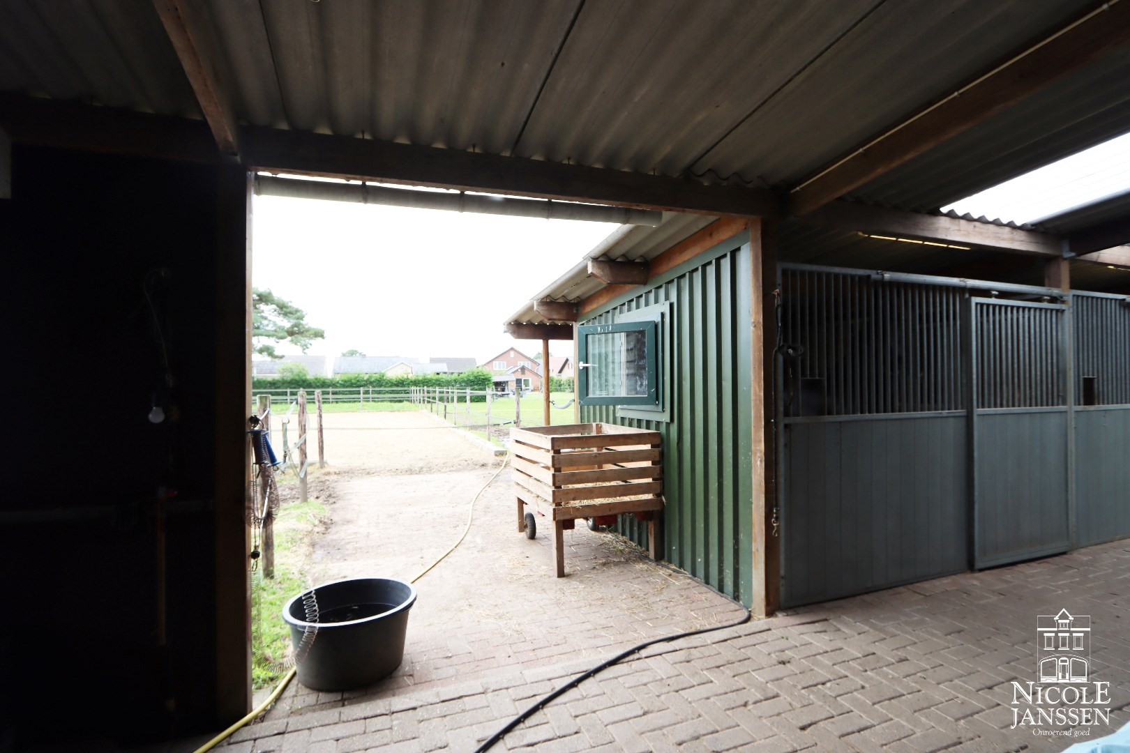 Instapklare gezinswoning met 3 slaapkamers en grote tuin met paardenstallen 