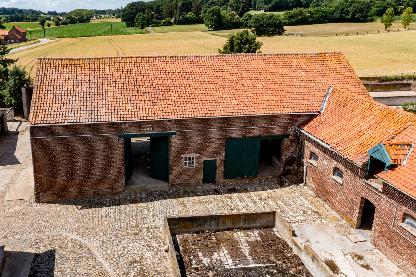 Landelijk gelegen vierkantshoeve op ca. 1ha (uitbreiding met ca. 6ha mogelijk) te Binkom (Lubbeek/Vlaams-Brabant) 