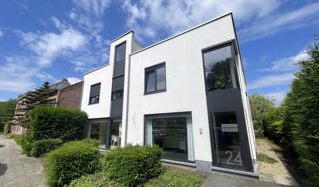 Recent gerenoveerd kantoorgebouw te huur in Mechelen
