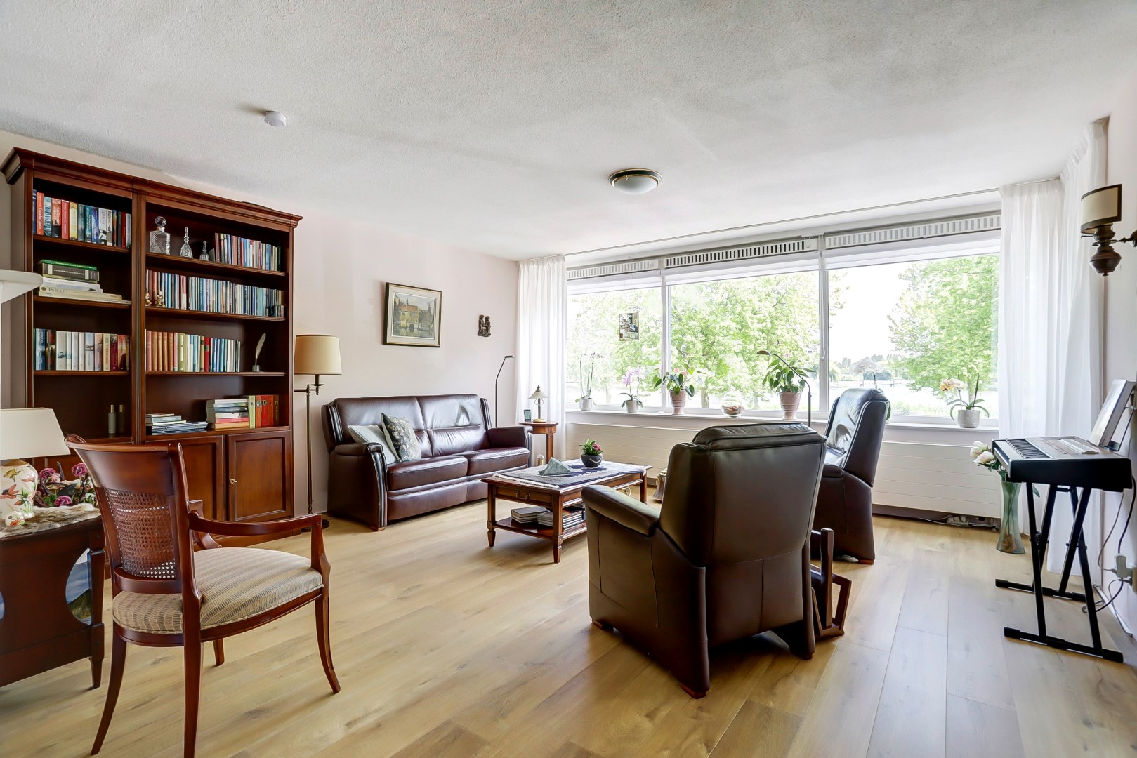 Op een fantastische locatie gelegen 3-kamer woning op de 1e etage met uitzicht op &quot;de Vijver&quot; van Prinsenland. 