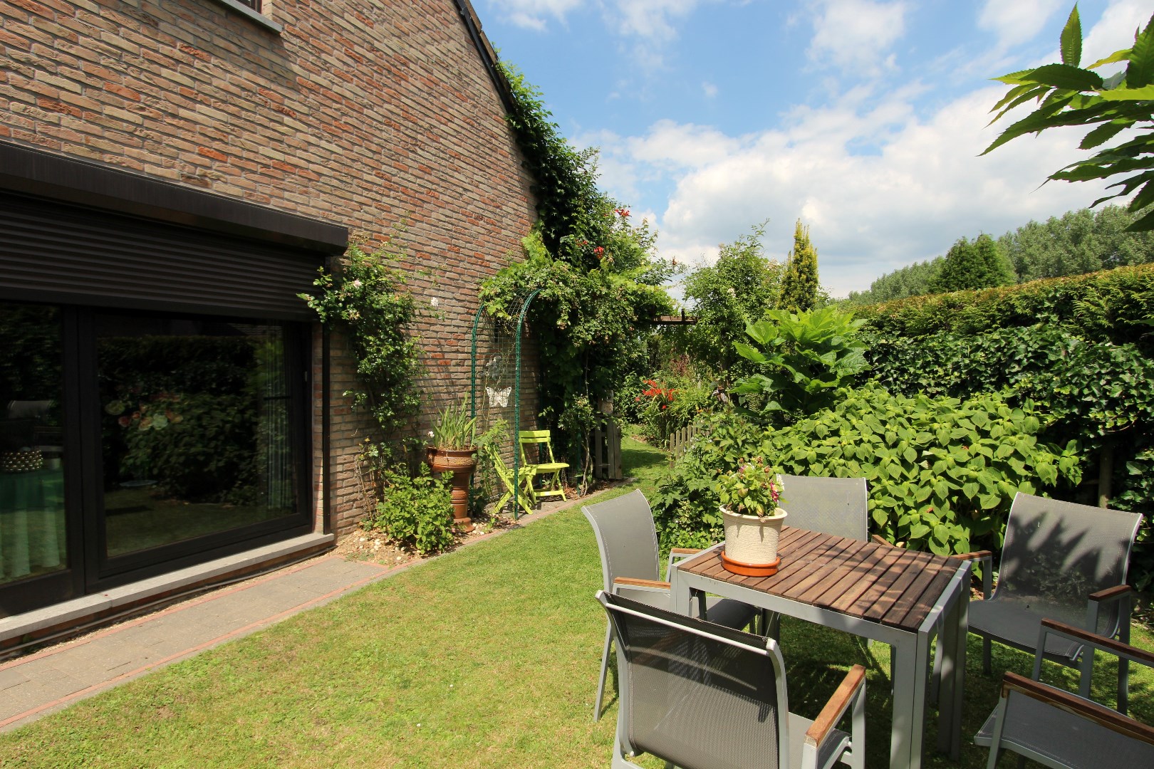 Charmante woning met veranda en mooie tuin in een rustige, landelijke omgeving 