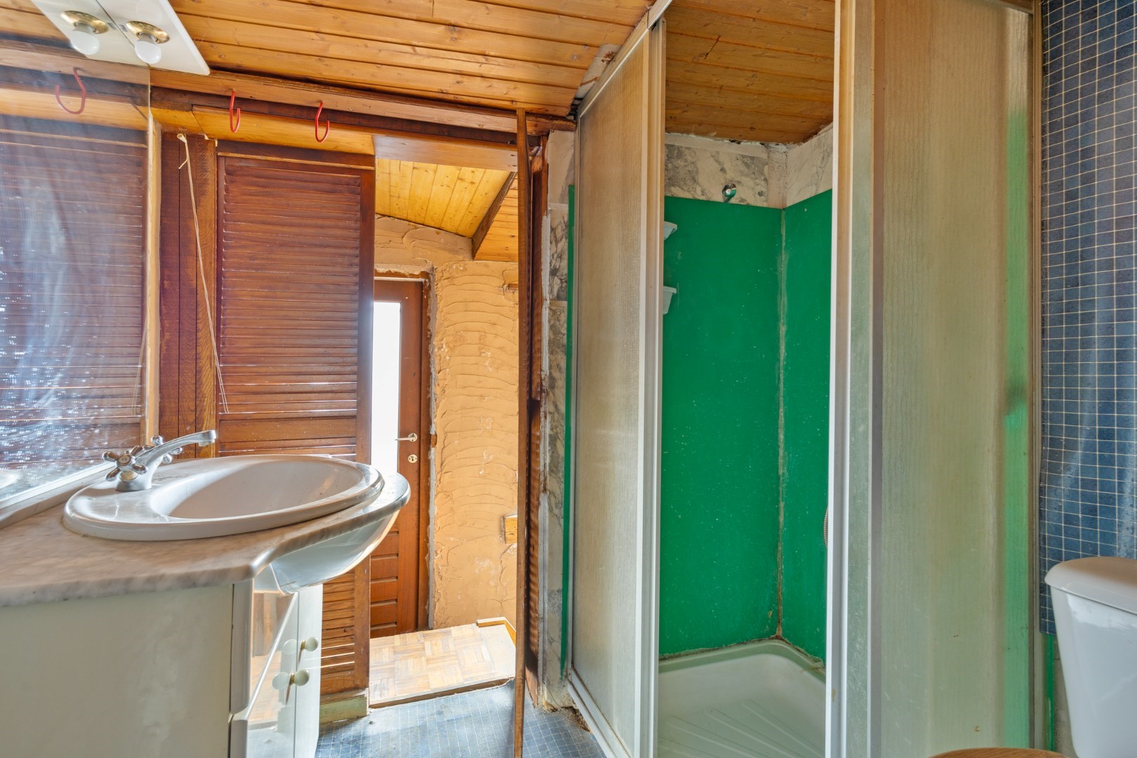Halfopen hoekwoning met garage en dakterras op toplocatie in Kessel-Lo – renovatieproject met veel potentieel 