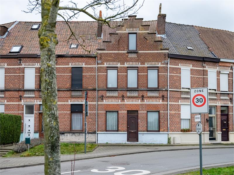 Rijwoning met charmante gevel. 