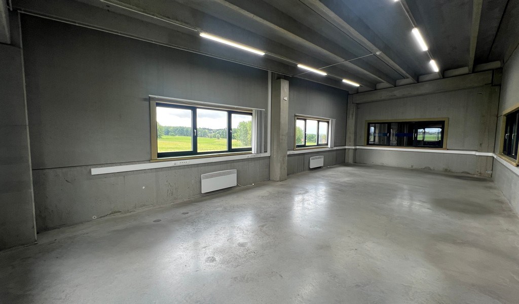 Bedrijfsgebouw met laadkades te koop in Gavere