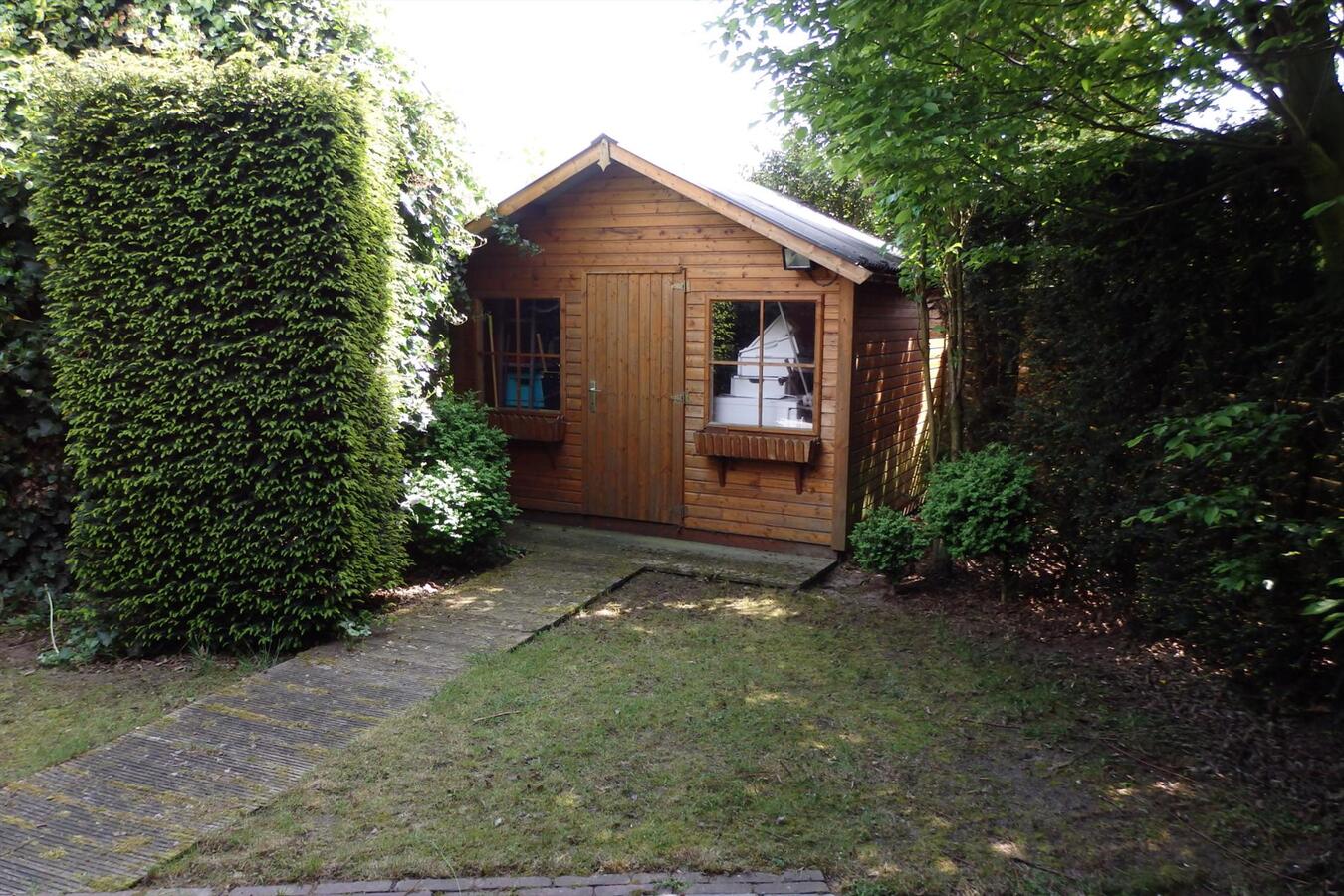 - VERHUURD - Ruime woning op gelijkvloers met garage en tuin te Lovendegem! 