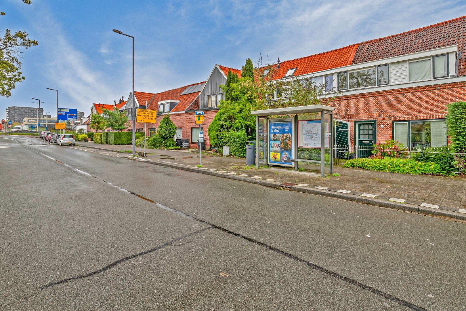 Handige starter of klusser opgelet! Karakteristieke 4-kamer woning met 2 ruime slaapkamers, ruime badkamer en diepe tuin op eigen grond gelegen! 