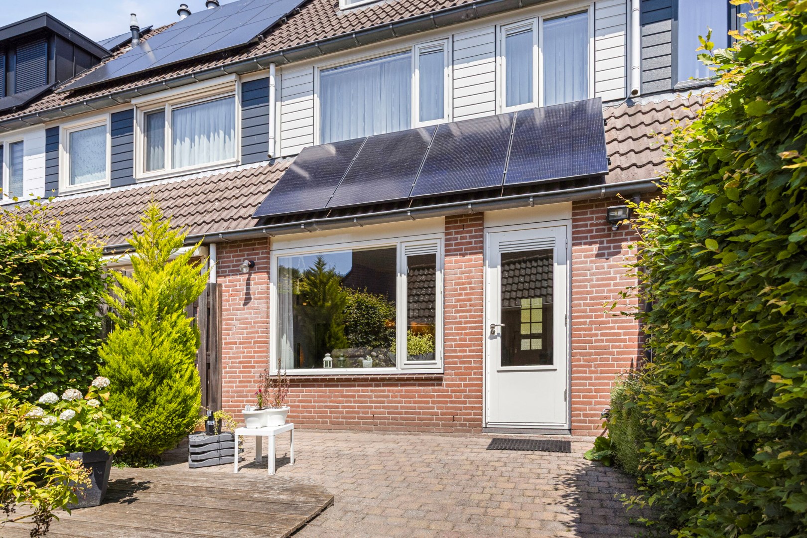 Ruime eengezinswoning met vijf kamers, parkeerplaats, twee dakkapellen en zonnige tuin op het zuiden 