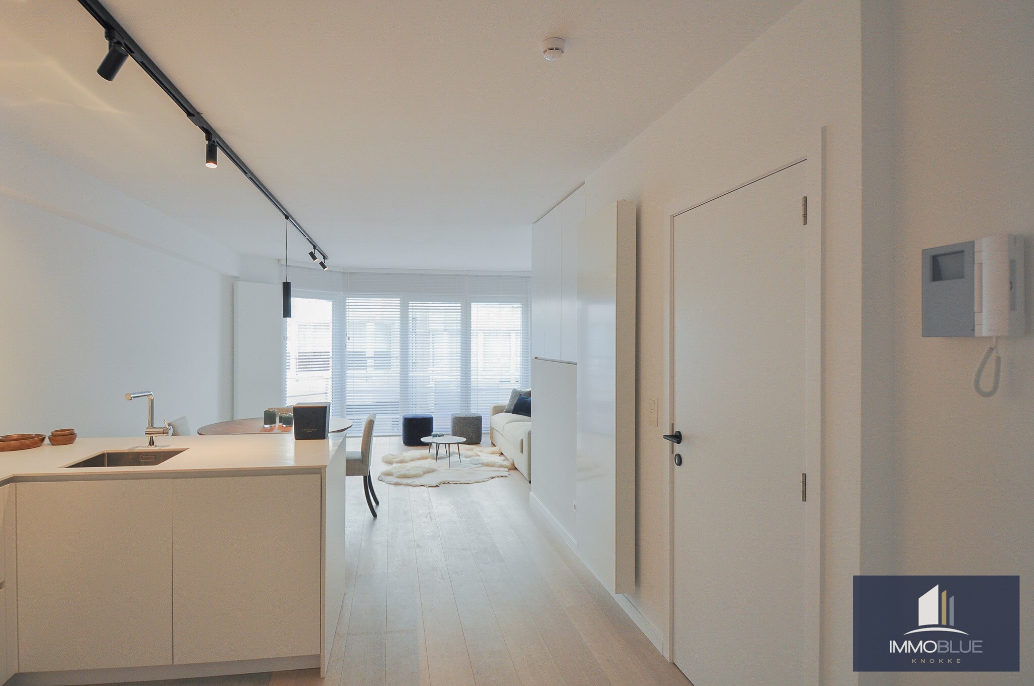 Appartement intemporel, r&#233;cemment enti&#232;rement r&#233;nov&#233;, avec vue lat&#233;rale sur la mer, situ&#233; au Zoute. 