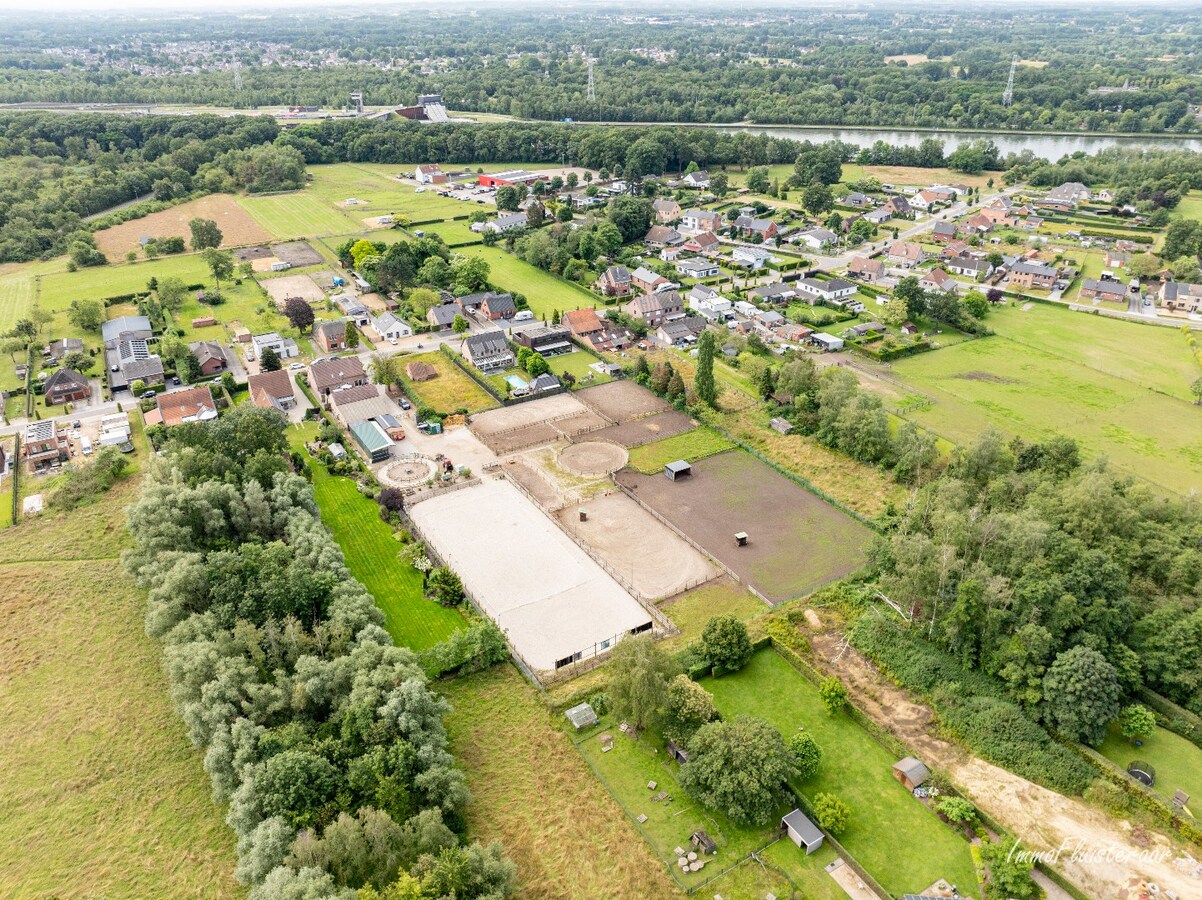 Uniek landhuis met uitgebreide paardenaccommodatie op ca. 1ha te Diepenbeek 