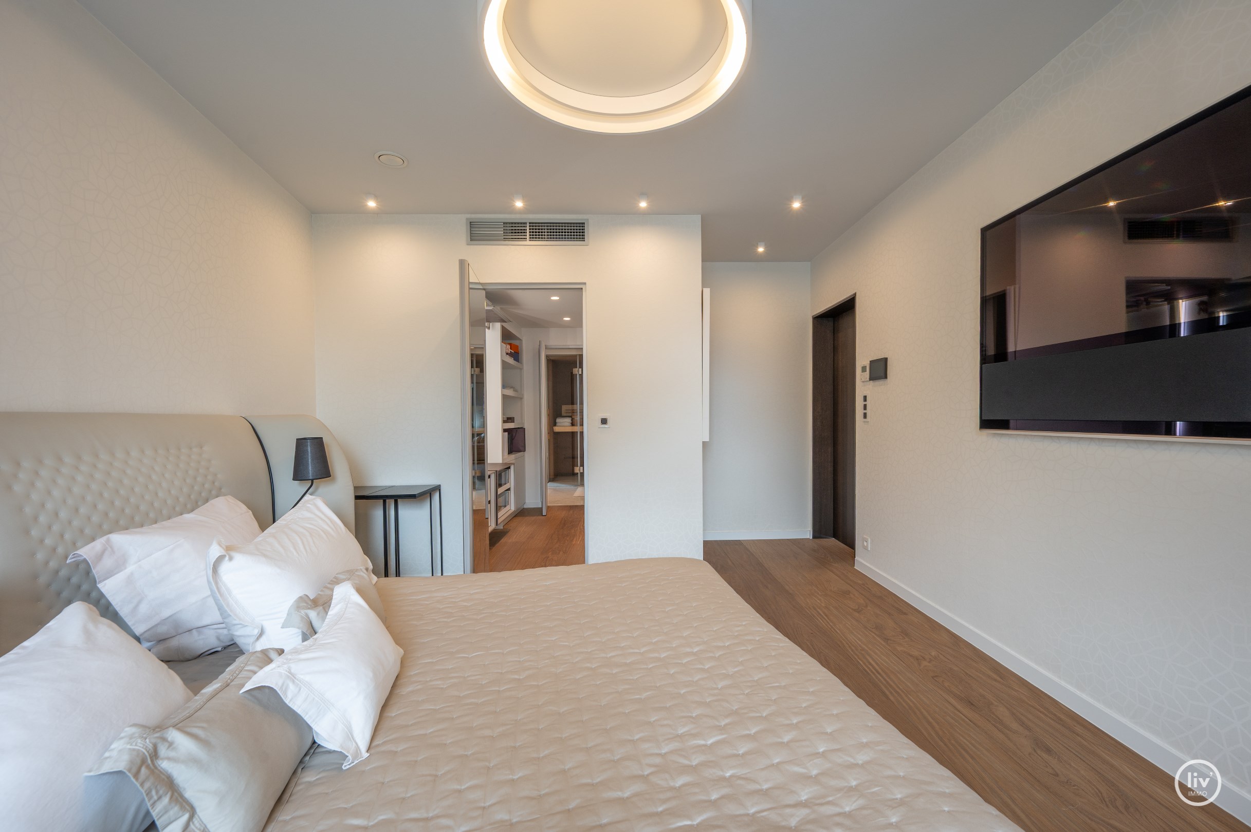 Buitengewone hoekduplex ( 274m&#178;) gelegen vlakbij Zeedijk en het Rubensplein. Ruime garage te koop op de gelijkvloerse verdieping in het gebouw. 