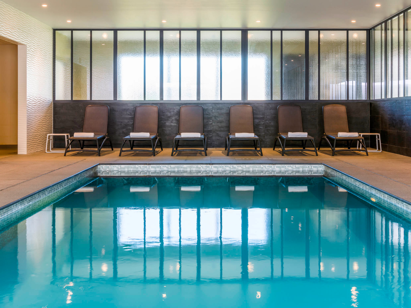 Modern hotel met binnenzwembad in Nieuwpoort! 