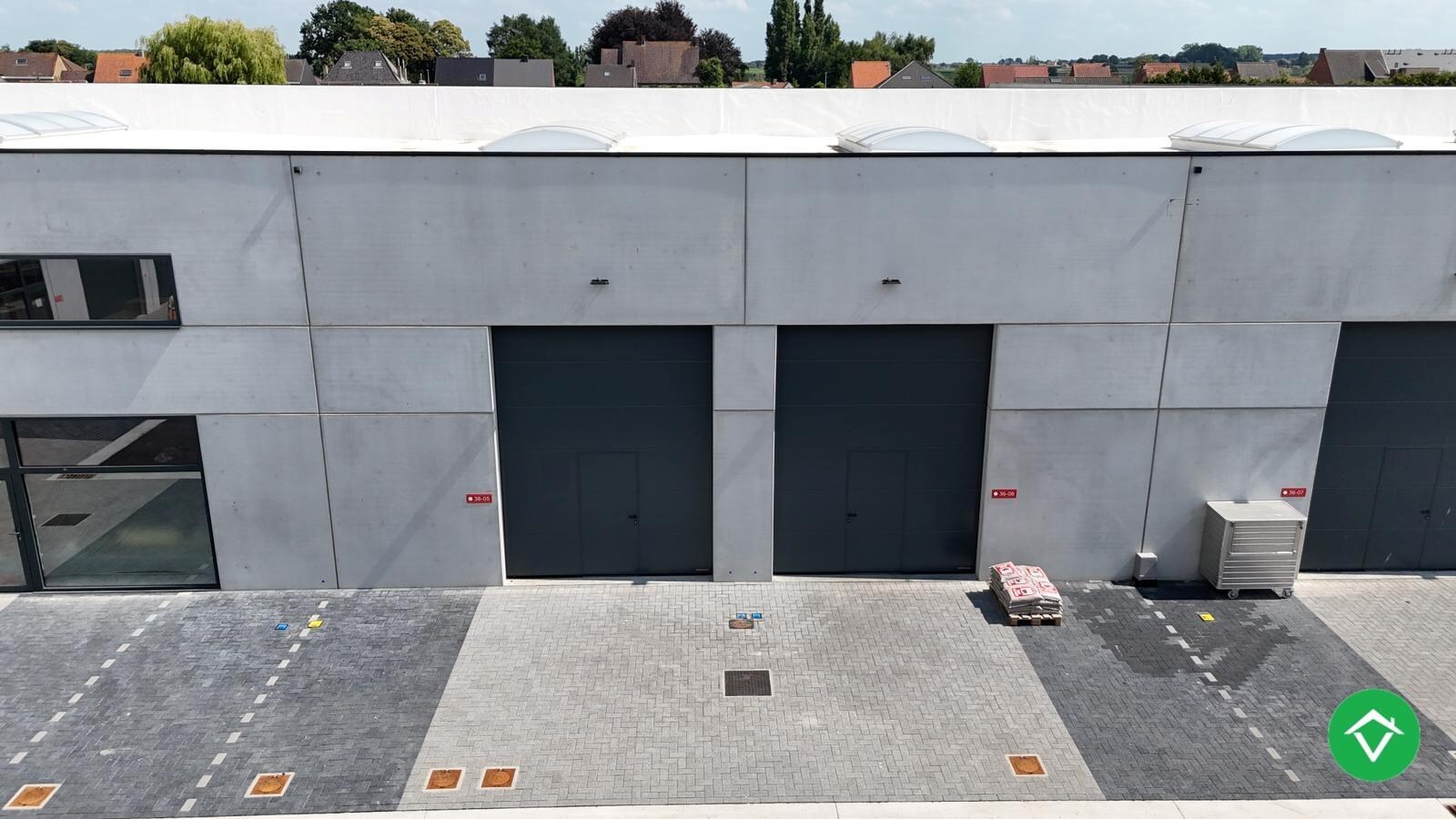 Loods te koop – 145 m&#178; met 2 parkeerplaatsen inbegrepen op de industriezone te Ichtegem 