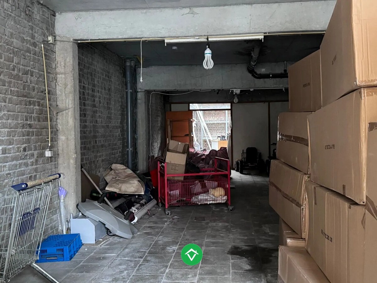 Opbrengsteigendom te koop met ruime garages in Oostende 