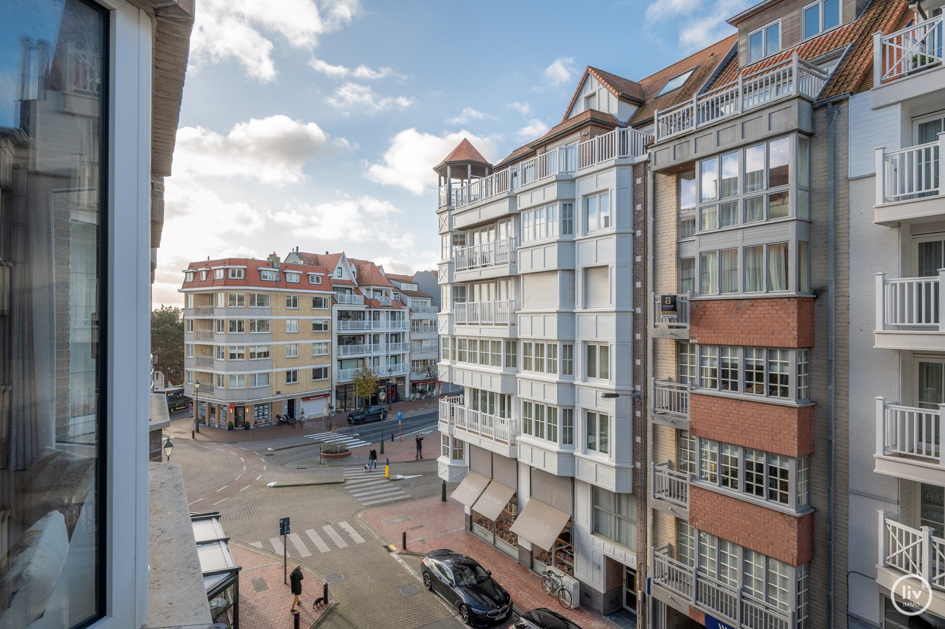 Mooi gerenoveerd appartement met zijdelings zeezicht gelegen vlakbij het Driehoeksplein en de zeedijk te Knokke. 