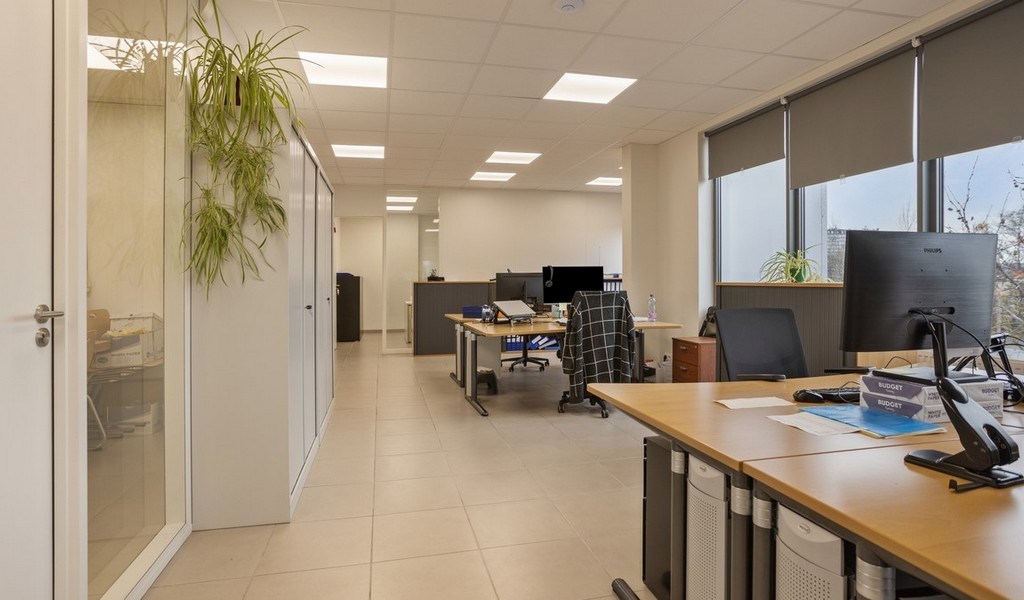 Magazijn met kantoor te huur langs Noordersingel in Antwerpen