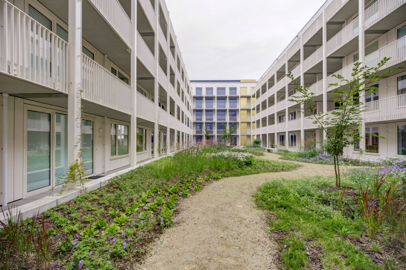 Zo te betrekken recent opgeleverde luxe 3-kamer appartement, welke gelegen is op de eerste verdieping met eigen parkeerplaats in parkeergarage! 