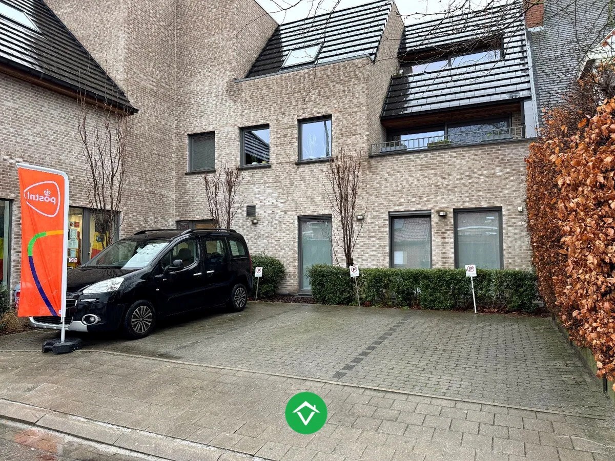 Centraal gelegen handelsruimte met 3 autostandplaatsen te Izegem 