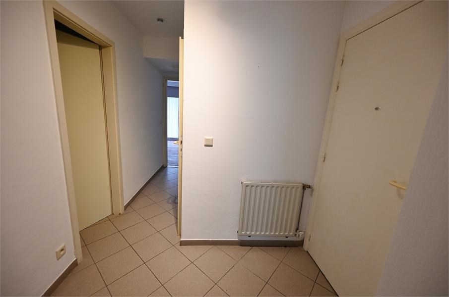 Appartement non meubl&#233; de 2 chambres c&#244;t&#233; ensoleill&#233; de l&#39;avenue L&#233;opold, &#224; quelques pas de la plage et des magasins. 