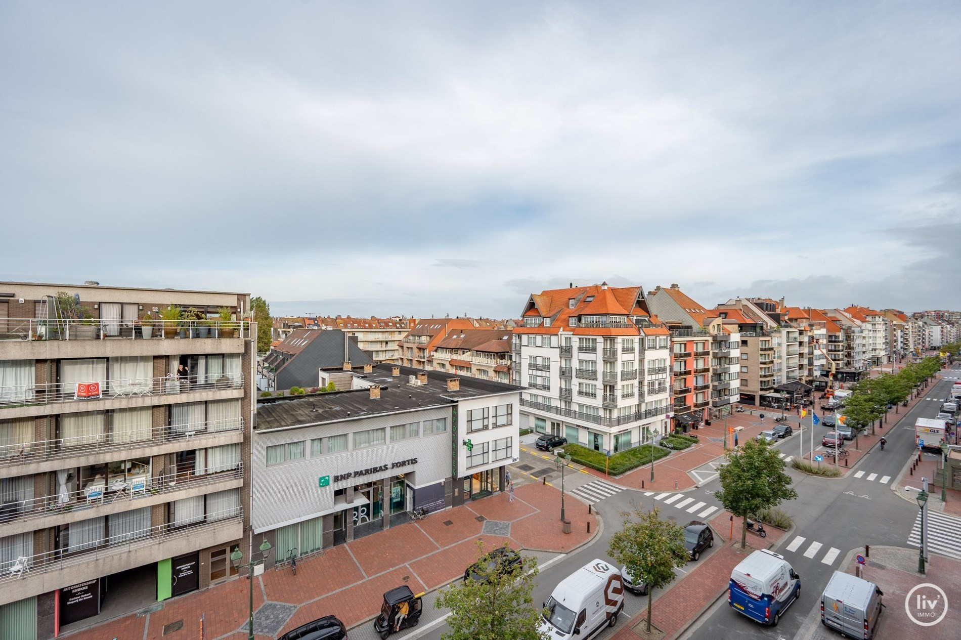 Superbe appartement en duplex magnifiquement r&#233;nov&#233; avec une spacieuse terrasse orient&#233;e vers l&#39;ouest, situ&#233; sur la Lippenslaan &#224; Knokke. 