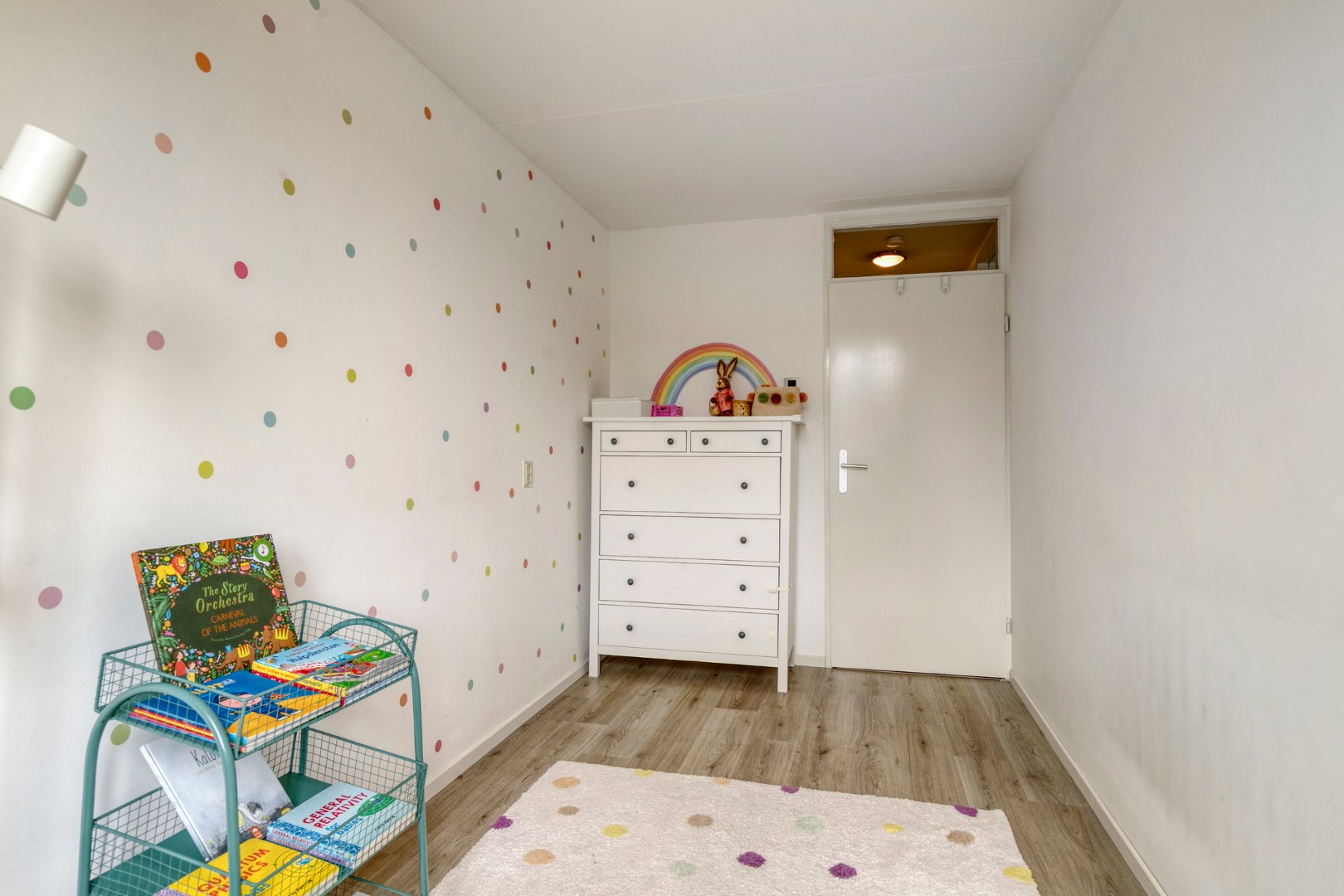 Keurige 5-kamer tussenwoning met fraaie keuken en badkamer, ruime achtertuin en gelegen op eigen grond! 