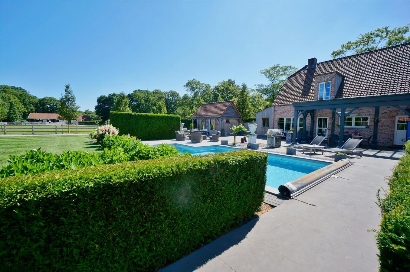 Luxueuze villa met hippische accommodatie op ca. 7643m2  te Vlimmeren 