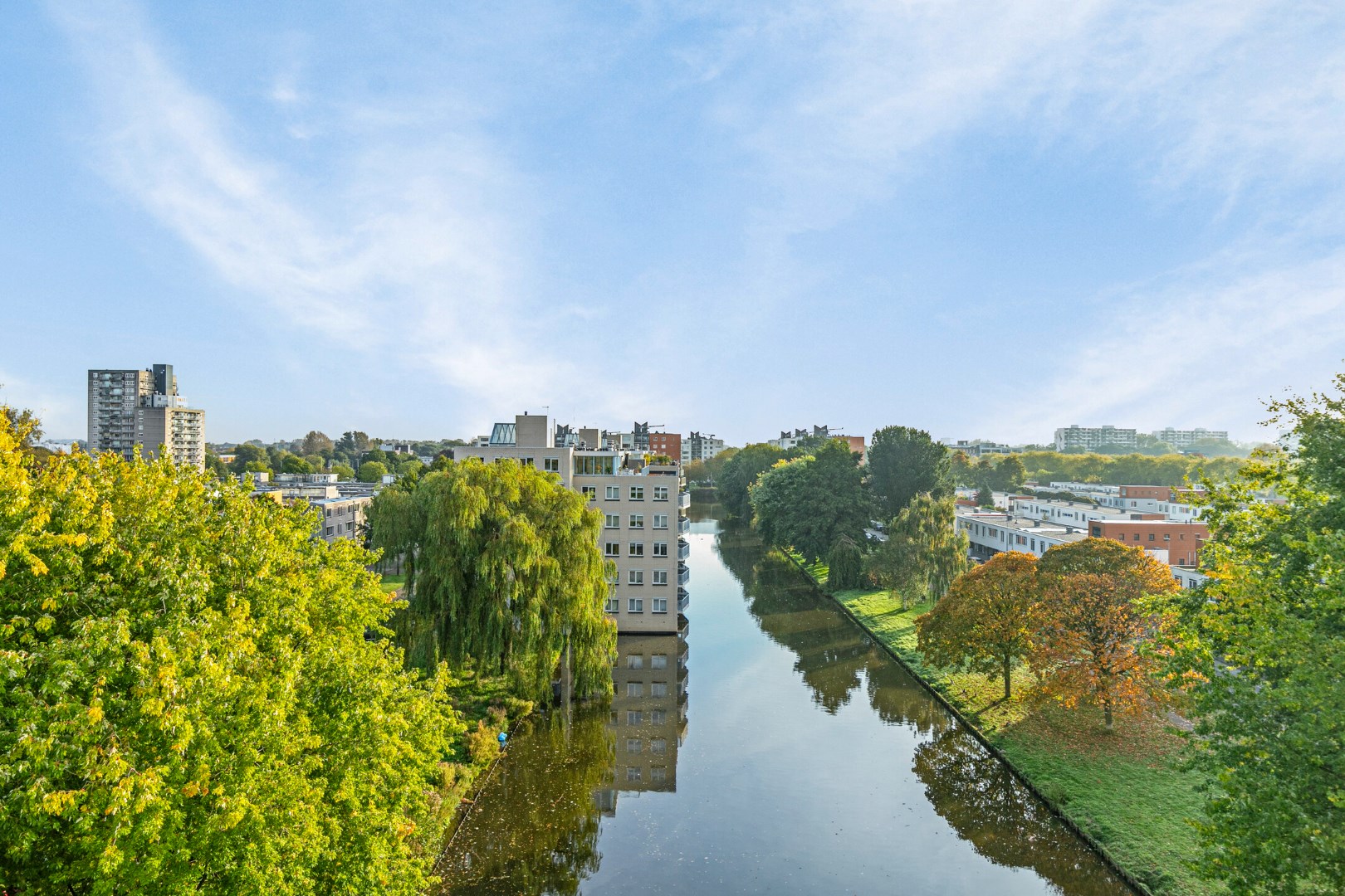 Aan het prinsenpark gelegen 3-kamer appartement met een ruim terras, eigen parkeerplaats en view naar de Skyline van Rotterdam! 