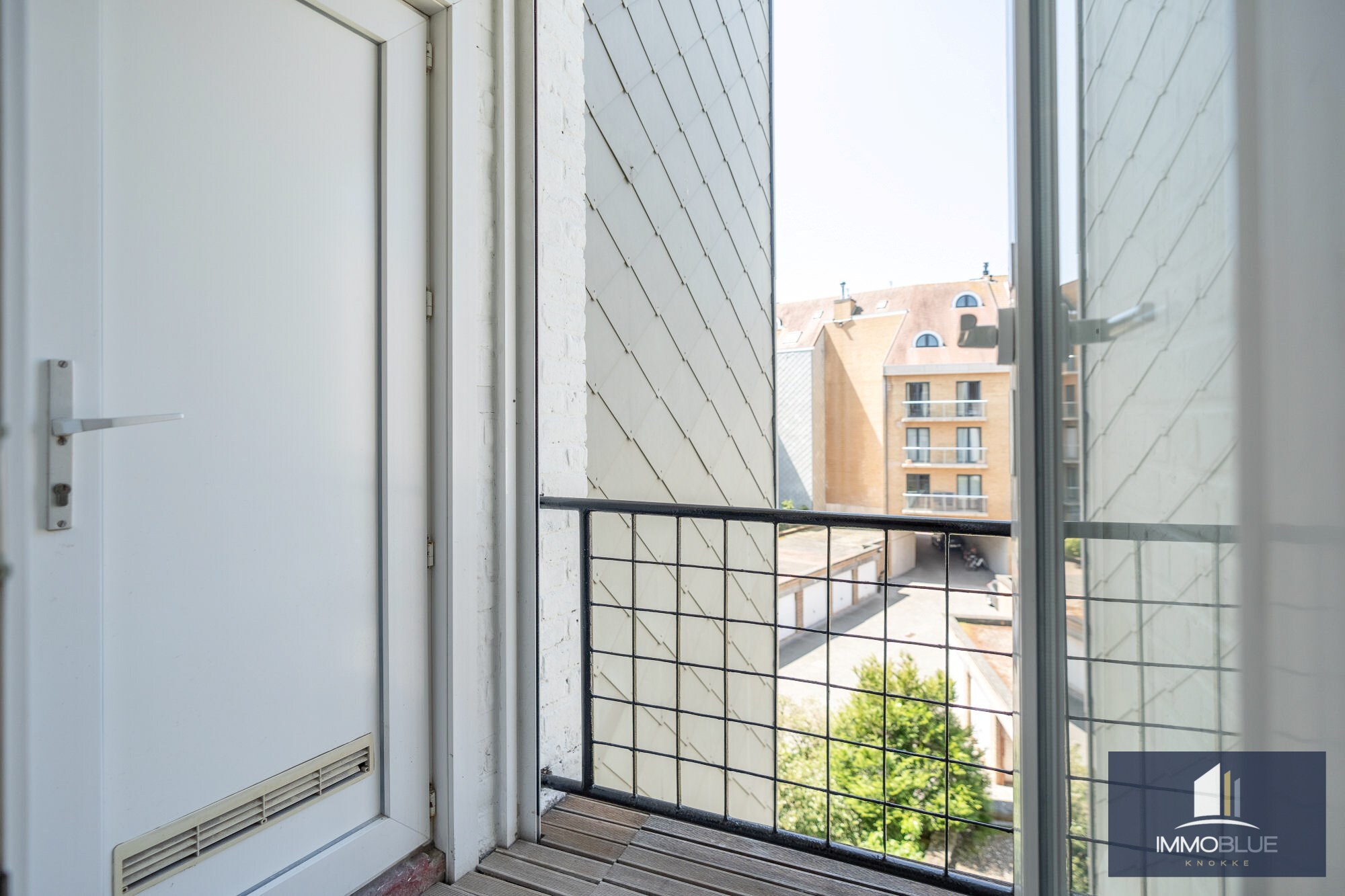 Situ&#233; dans un endroit calme, cet appartement enti&#232;rement r&#233;nov&#233; offre une vue d&#233;gag&#233;e sur les villas. 