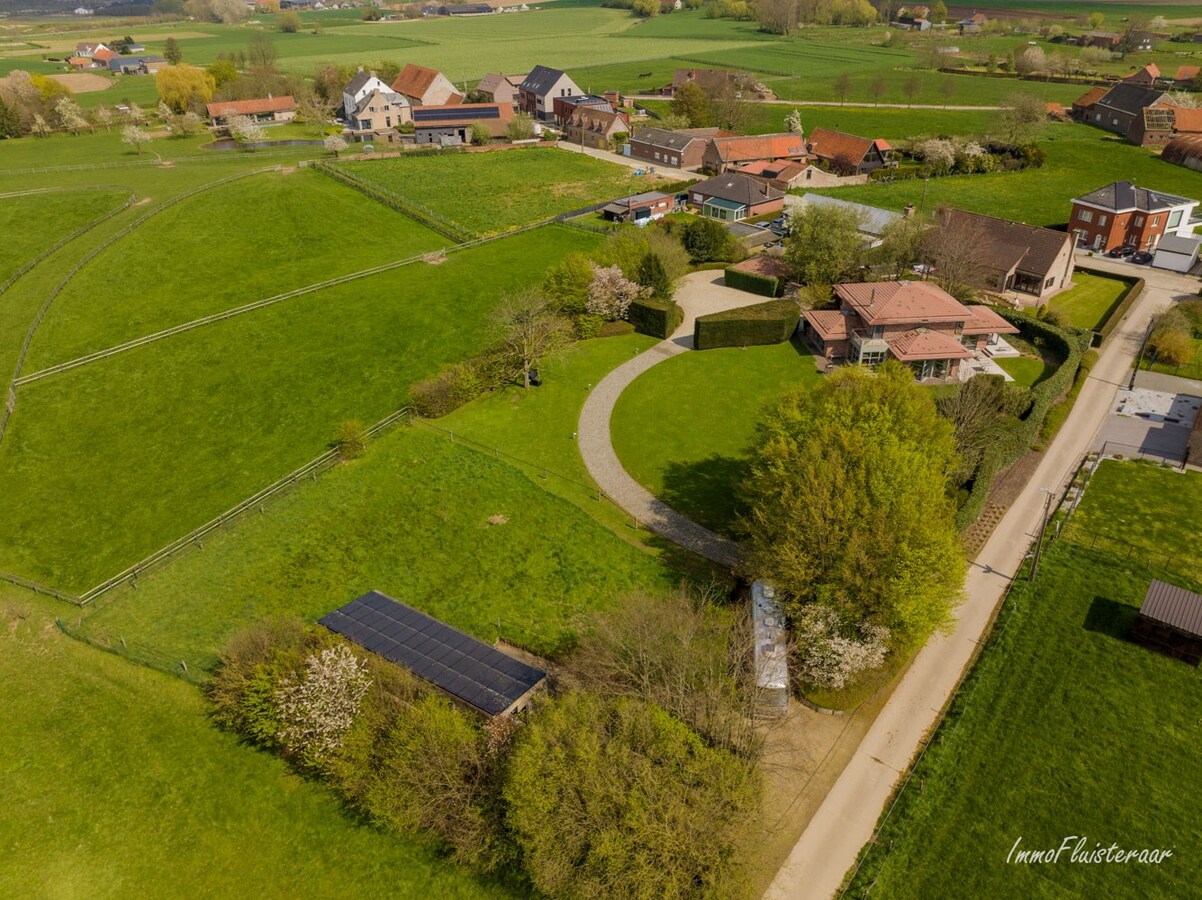 Exclusieve en energiezuinige villa met paardenstallen op ca. 45a te Merchtem (Brussegem; Vlaams-Brabant) 