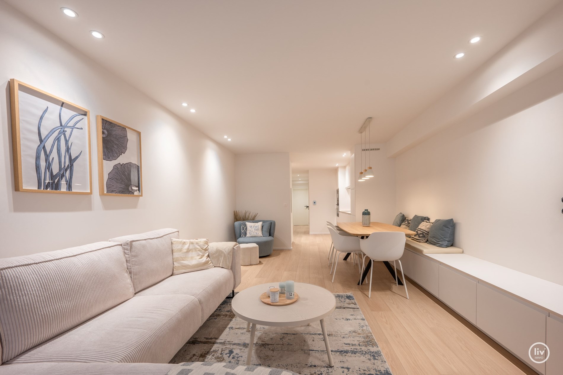 Prachtig gerenoveerd appartement, ideaal gelegen tussen het Driehoeksplein  en de zeedijk te Knokke. 
