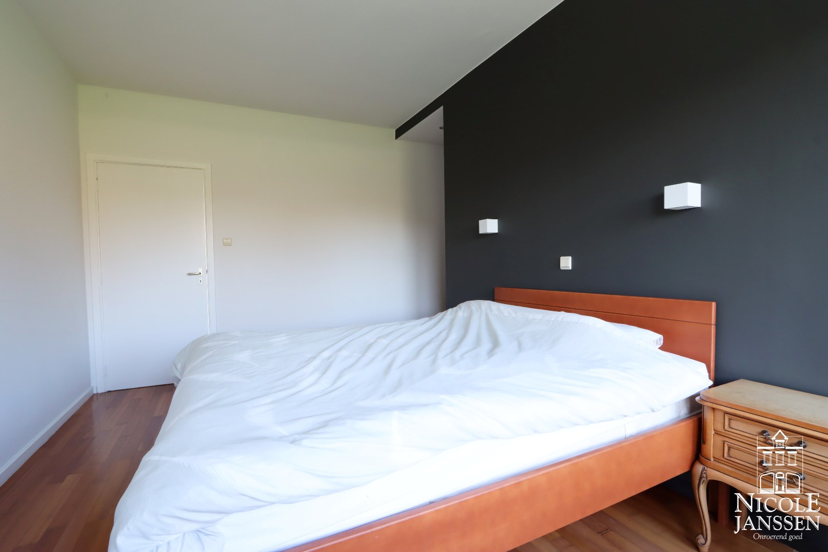 Slaapkamer met parketvloer en mogelijkheid tot dressing