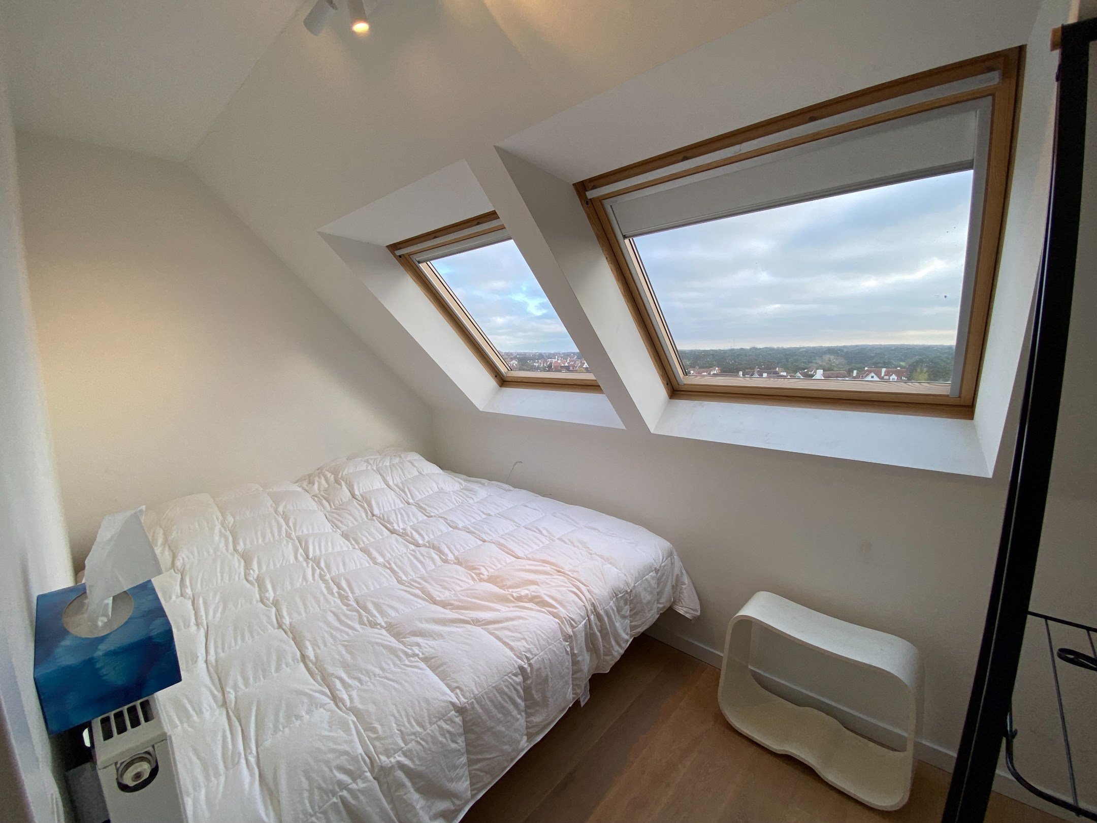 Meubl&#233; - Appartement en duplex avec 3 chambres &#224; coucher compl&#232;tes et deux grandes terrasses orient&#233;es vers le soleil avec des vues d&#233;gag&#233;es, situ&#233; du c&#244;t&#233; ensoleill&#233; de l&#39;avenue Lippens. 