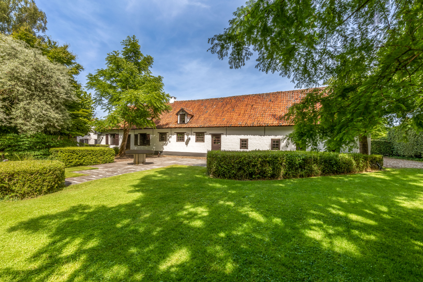 Authentieke hoeve in uitzonderlijke conditie op een perceel van 5.263 m&#178; te Malle aangrenzend aan bosrijk gebied. 