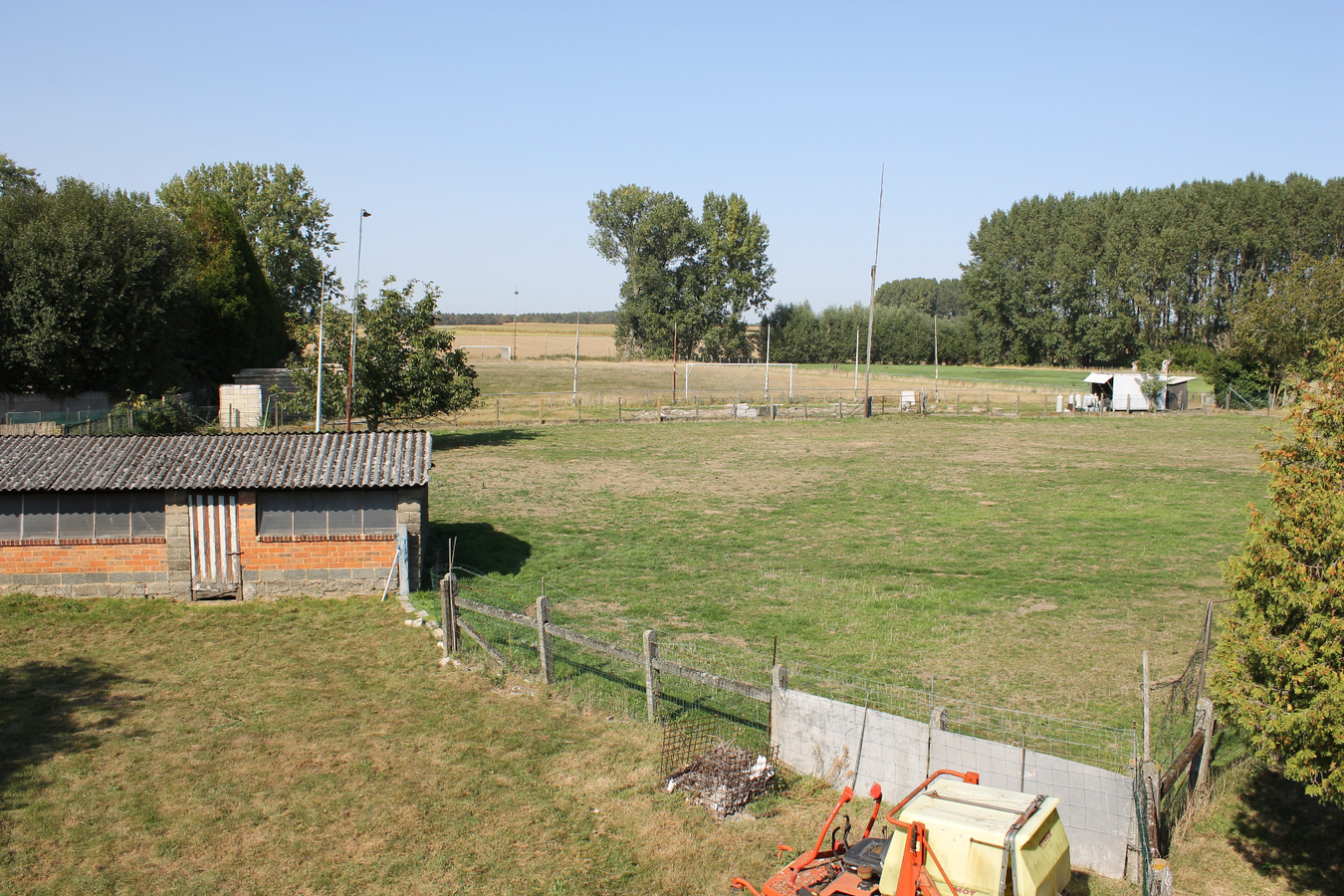 Striking property to renovate on approximately 3ha with outbuildings, football fields, meadows, pond and construction land for sale (Bavegem). 